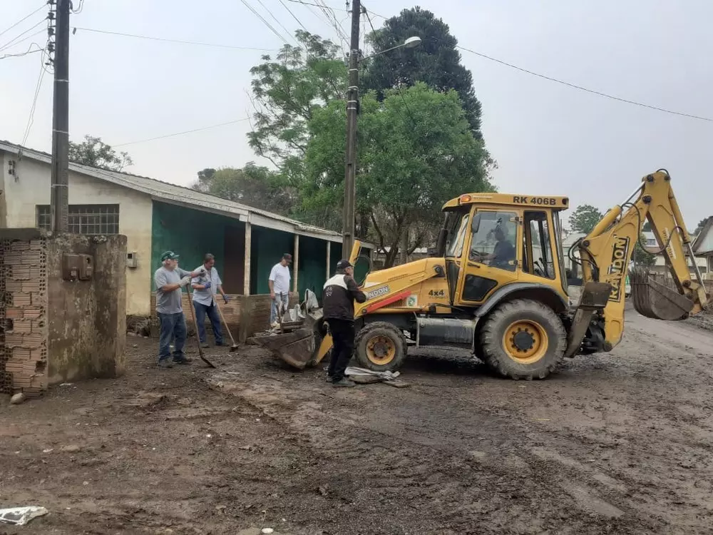 Prefeitura de Rio Negro realiza a coleta dos entulhos das enchentes